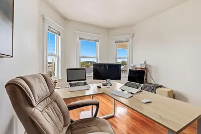 Image de Spacious Clean Apartment Commuter friendly to City.