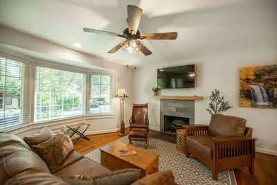 Image de Steps from downtown Brevard you can enjoy Bb's Camp House