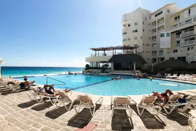 Image de Beachfront Suite w kitchenette in top location!