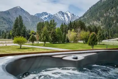 Image de Mountain View Retreat with Two Large Hot Tubs!