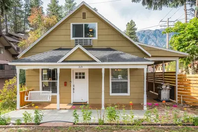 Image de Whimsical Recently Renovated Downtown Home!