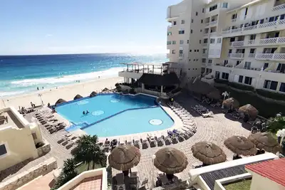 Image de Luxury Beachfront Suite close to everything!