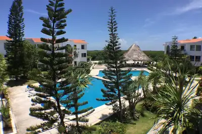 Image de Large Penthouse in both lagoon and beach in the hotel zone!