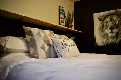 Image de Lux town suite Backs onto river & paths with fireplace