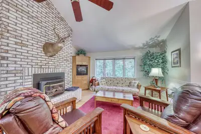 Image de Spacious mountain view condo with library & gas fireplace - near skiing
