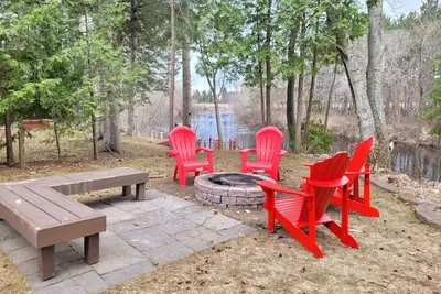 Image de Whispering Pines Riverside Getaway