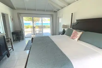 Image de Private, quiet oceanfront home, wrap-around screened porch. Relax on 1+ acres