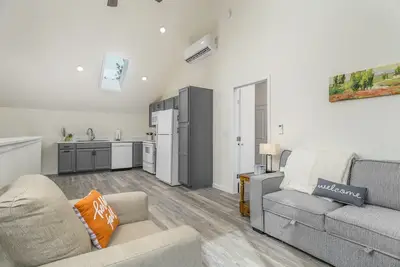 Image de Locust Loft in Historic Windsor