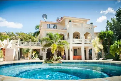 Image de Luxury Beachfront Villa, Rincon 8 bedrooms, 11 bath, 9000 sqft.