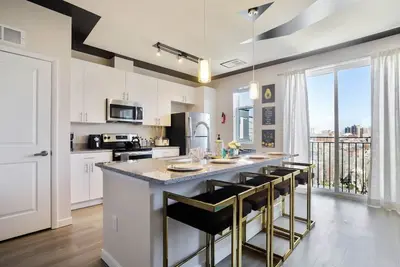 Lux Penthouse 1br 1ba w/ Panoramic Views Free Parking & Wifi