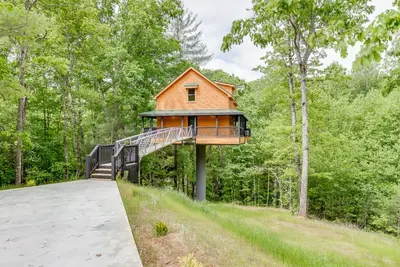 Image de Gold Peak Treehouse Near Helen, Georgia - Cedar Creek Rentals Llc