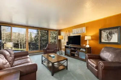 Image de Spacious Condo w/ Great Alpine Views from Private Balcony w/ Gas Fireplace!
