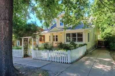 Image de Downtown Marvel in unbeatable location!