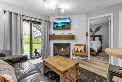 Hillside Getaway in Ellicottville w/ pool nearby! Sleeps 4!