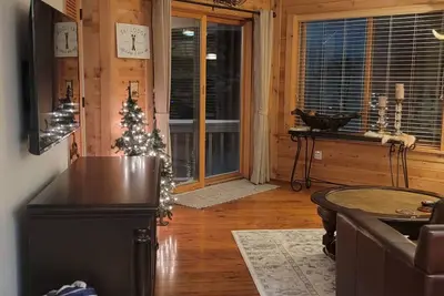 Image de Cozy mountain retreat located on Village Trail with Ski in ski out access.