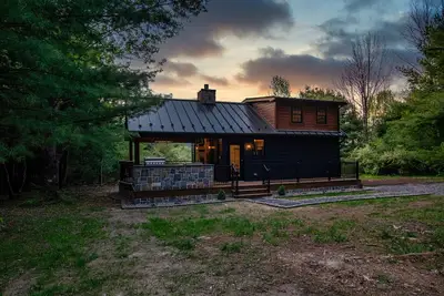 Image de Wildwood Cabin: Romantic cozy cabin in the woods with indoor fireplace