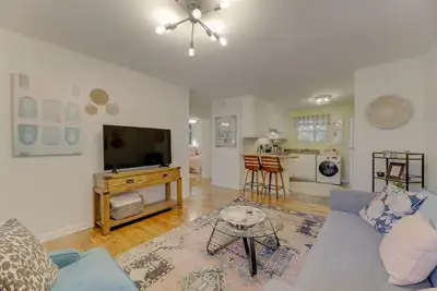 Image de Stylish & Cozy Apartment ?Close to Everything!