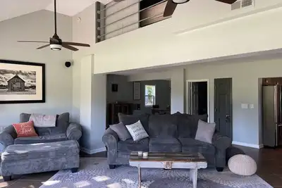 Image de Serene & Charming Riverfront house just outside of Elkhorn & Omaha