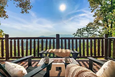 Image de Welcome to 5 Star Mountain Views, Movie Nights, Arcade Family Fun