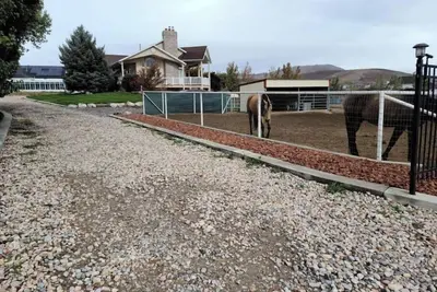 Image de Airy Basement Suite - Private Entrance/Parking