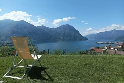 Image de Domus Bianca Single villa surrounded by greenery with a wide view of Lake Iseo