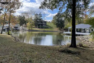 Image de Hyco lakefront rental that's very close to Vir! Quiet cove to come and relax.