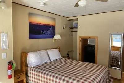 Image de Standard queen bed room sleeps 2