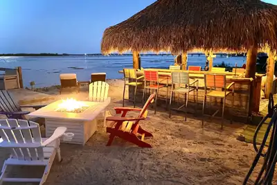 Image de Oceanfront Paradise w Dock for your 35' boat and Huge Tiki and Firepit. Dogs Ok