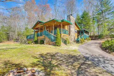Image de Murphy Cabin w/ Deck, Grill & Private Pond!