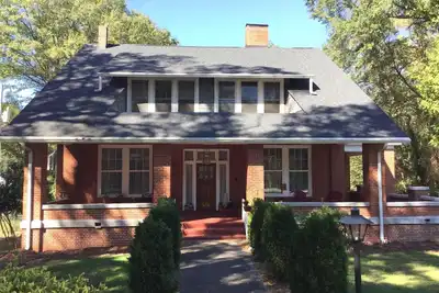 Image de Historic home on state Registry with roaring '20's charm and décor