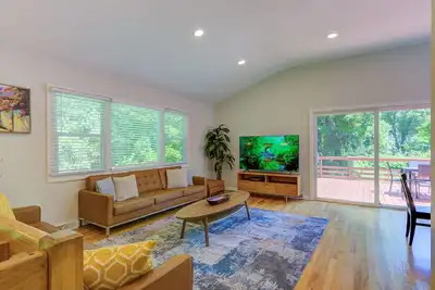 Image de Large 5br House w/ Backyard, Deck, and Patio