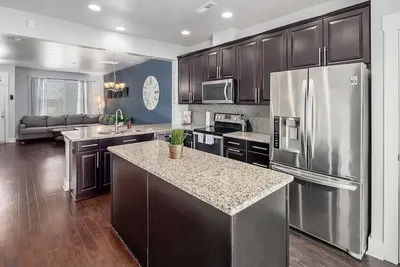 Image de 2br Tranquil Townhome✦2 mi to Uptown✦Free Parking