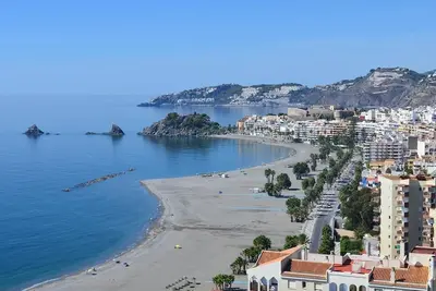 Image de \"Townhouse Almuñecar Old Town\" avec vue sur la mer, terrasse privée, climatisation et Wi-Fi.