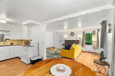 Image de Stylish and Well Appointed in Downtown Monroe.