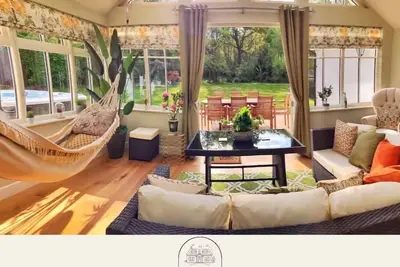 Image de Daweswood - Luxury cottage, lake access & hot tub