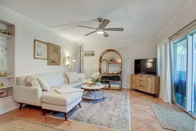 Image de Bohemian Beach Getaway steps from sand