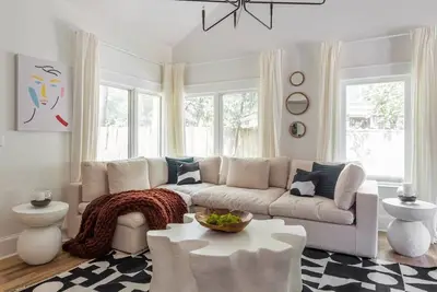 Image de This house is a 4 bedroom(s), 2 bathrooms, located in Atlanta, Ga.