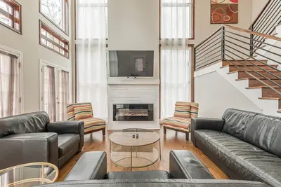 Image de Spacious 7-Br for 16 people w/driveway