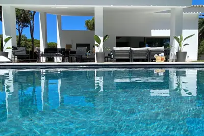 Image de Aquamarina. Large, airy indoor/outdoor living space. 600m from the beach