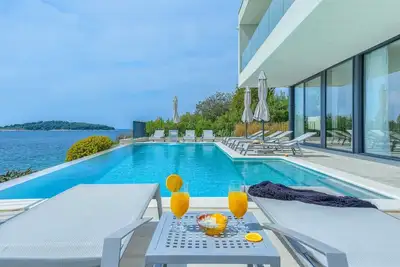 Image de Villa Marvella - villa de luxe en bord de mer avec piscine chauffée et sauna pour 10 personnes