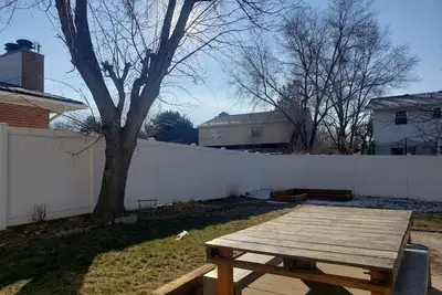 Image de SkiBum Paradise w/fireplace & large fenced yard (pet friendly! )