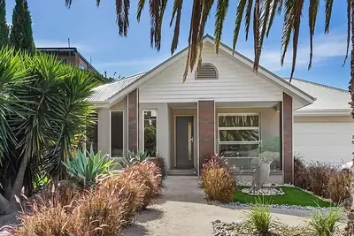 Image de An entertainer's dream, this holiday home also has 3 Bed, 2 Bath & only 15 min walk to the beach