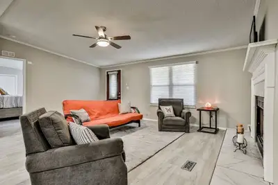 Image de Cozy & comfortable Granbury Home- Minutes from Lake & Historic Downtown Square!