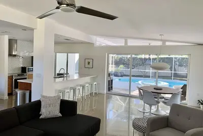 Image de Sleek Mid-Century Modern House Close To Beach