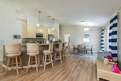 Image de Naples Park Paradise with salt water heated pool.