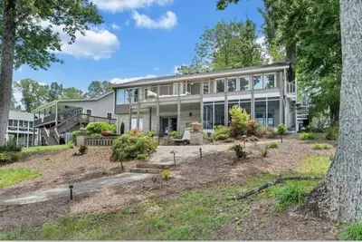 Image de Smith Mountain Lake Home with stunning views  with wet cove