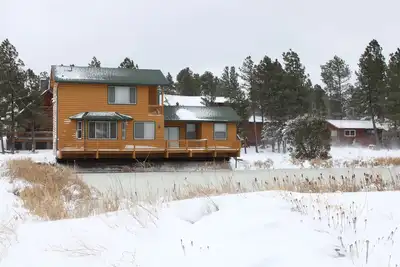 Image de Cozy Pond-side Cabin