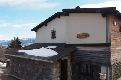 Image de Séjour paisible au cœur d'un village de montagne, avec vue sur les Pyrénées.