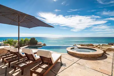 Image de Beachfront Villa, Private Pool & Access to Fitness Center & Private Beach Club