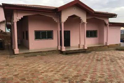 Image de Maison neuve meublée dans un camp sécurisé